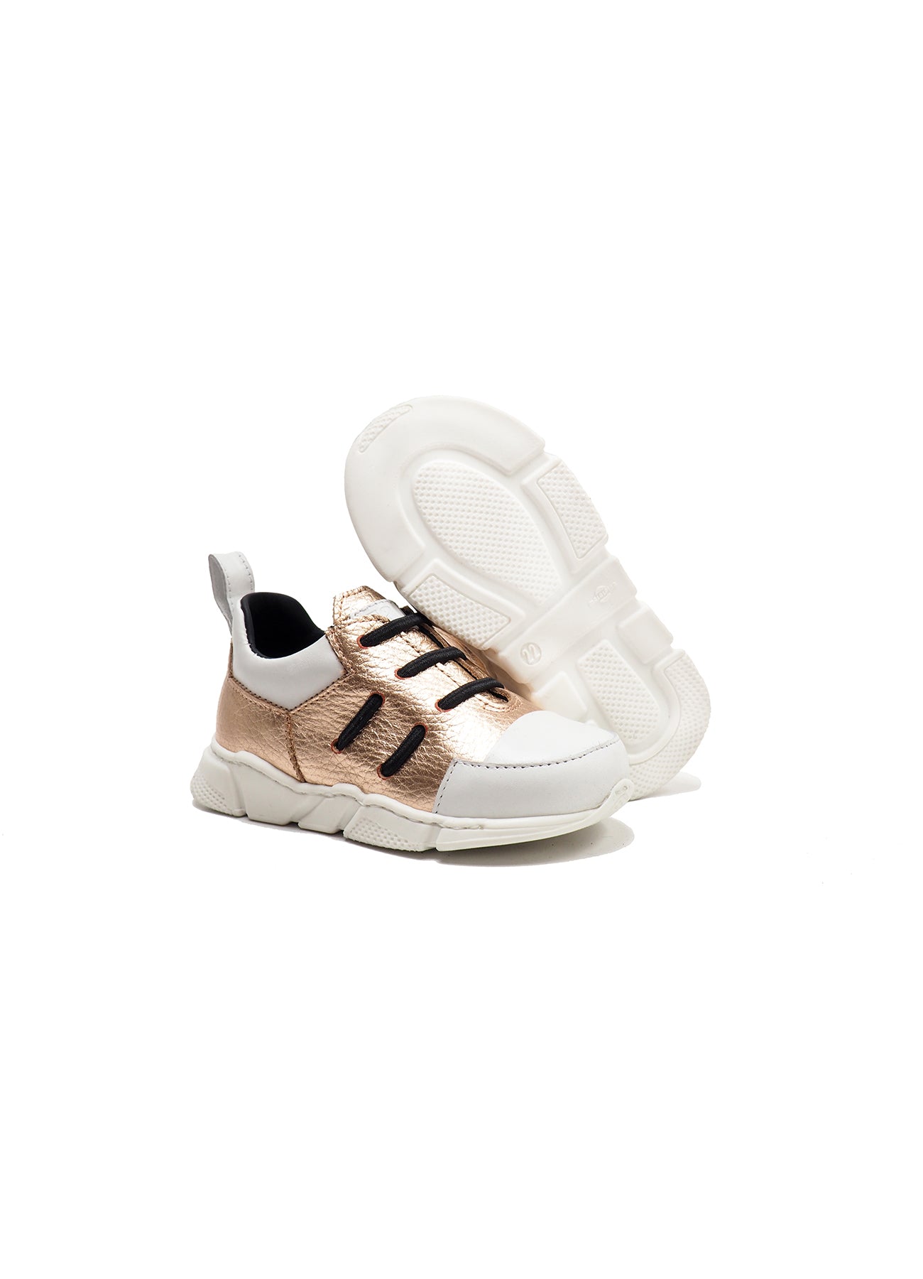 Running in metallic effect champagne elk leather