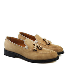 Carica l&#39;immagine nel visualizzatore di Gallery, Mocassino  in suede con nappine
