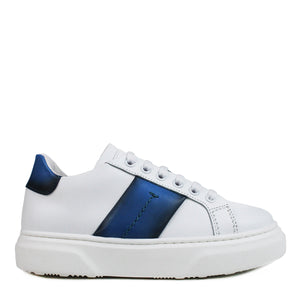 Sneakers in white leather and blu detail
