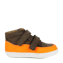 Carica l&#39;immagine nel visualizzatore di Gallery, Dark Brown High-top Sneakers and orange flou
