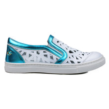 Carica l&#39;immagine nel visualizzatore di Gallery, Slip On in white leather and azure details with bright studs
