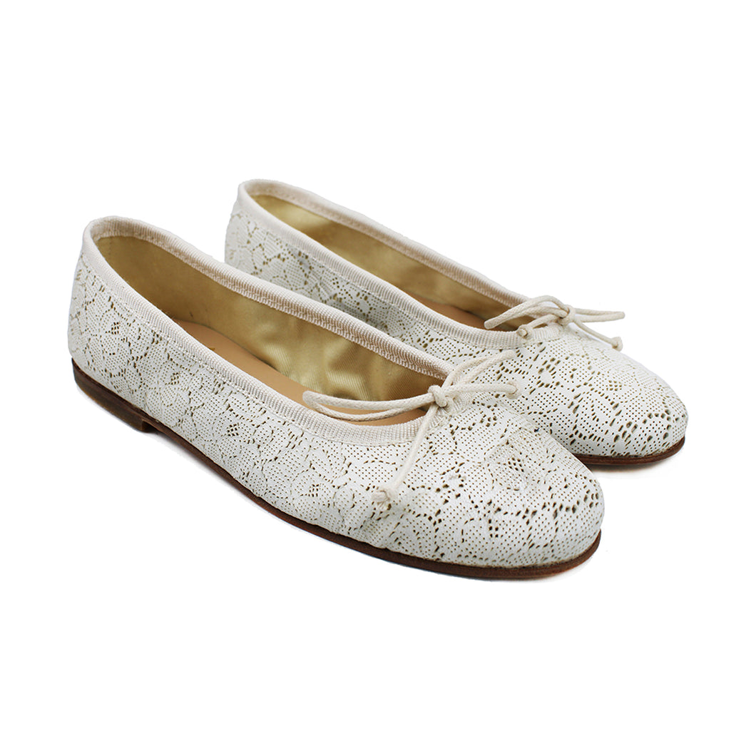 Ballerinas in elegant beige fabric