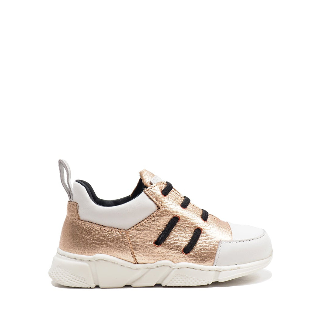 Running in metallic effect champagne elk leather