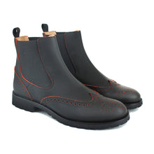 Carica l&#39;immagine nel visualizzatore di Gallery, Chelsea boot in gummy black leather and orange details
