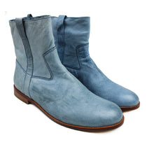 Carica l&#39;immagine nel visualizzatore di Gallery, Ankle boots in azure washed leather

