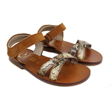 Carica l&#39;immagine nel visualizzatore di Gallery, Sandals in beige snake-style leather with details in tan suede

