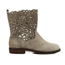 Carica l&#39;immagine nel visualizzatore di Gallery, Ankle boot in perforated leather
