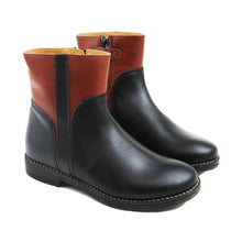 Load image into Gallery viewer, Ankle boot in black/brandy calf
