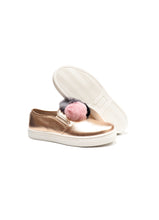 Load image into Gallery viewer, Slip on with ponpon application in champagne elk leather
