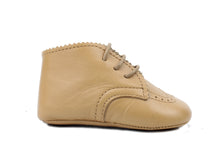 Load image into Gallery viewer, Newborn brogue Shoes in light brown leather
