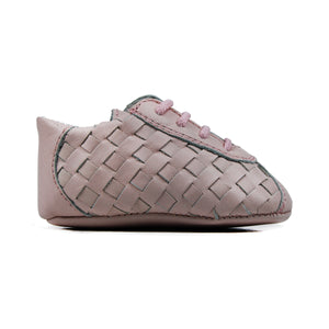 Newborn laced shoes in pink leather with weaving effect on upper