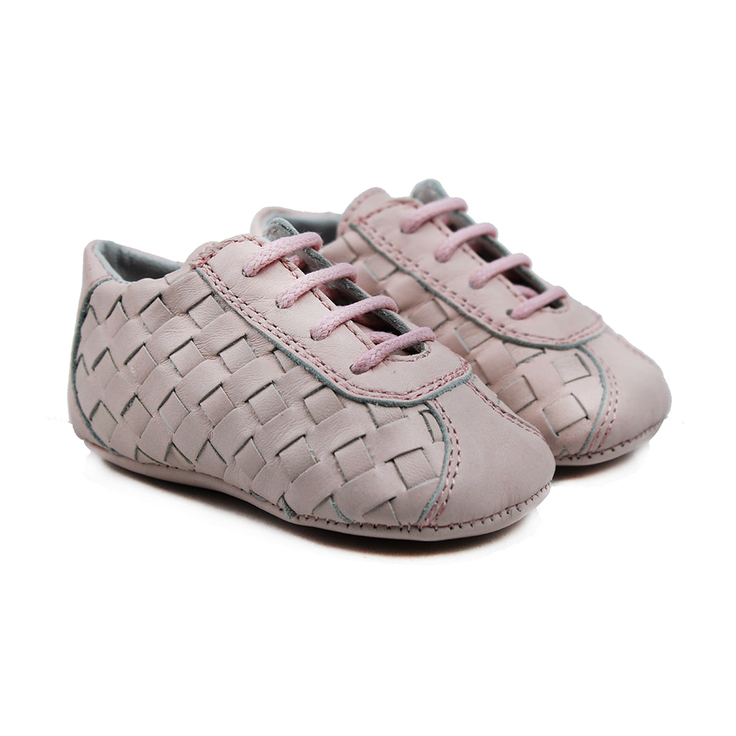 Newborn laced shoes in pink leather with weaving effect on upper