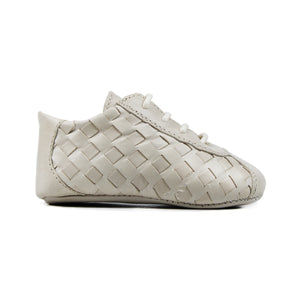 Newborn laced shoes in beige leather with weaving effect on upper