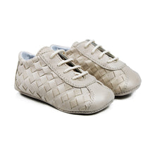 Carica l&#39;immagine nel visualizzatore di Gallery, Newborn laced shoes in beige leather with weaving effect on upper
