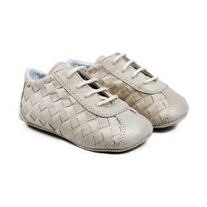 Newborn laced shoes in beige leather with weaving effect on upper