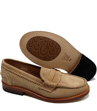 Carica l&#39;immagine nel visualizzatore di Gallery, Suede boat shoes ton-sur-ton taupe
