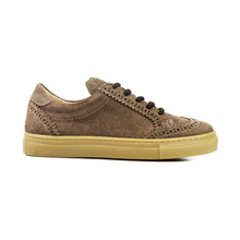 Load image into Gallery viewer, Sneaker in sand velour and amber sole
