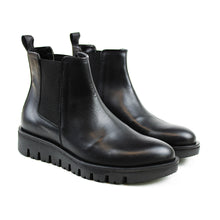 Carica l&#39;immagine nel visualizzatore di Gallery, Chelsea Boots in Black leather and chunky soles
