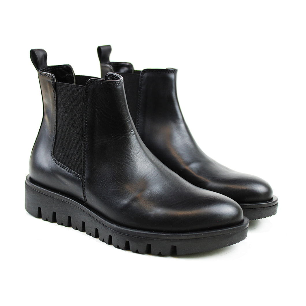 Chelsea Boots in Black leather and chunky soles
