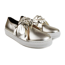 Load image into Gallery viewer, Slip On in platinum laminate with bow
