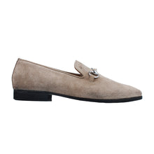 Load image into Gallery viewer, Slippers in beige suede and metal clamp
