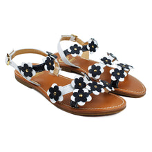 Carica l&#39;immagine nel visualizzatore di Gallery, Sandals in navy/tan leather with leather flowers on top
