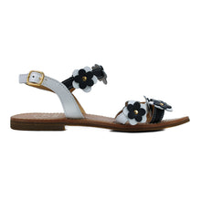 Carica l&#39;immagine nel visualizzatore di Gallery, Sandals in navy/tan leather with leather flowers on top
