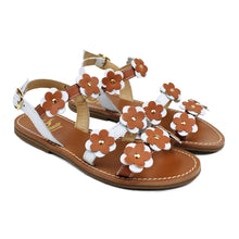 Load image into Gallery viewer, Sandals in white/tan leather with leather flowers on top
