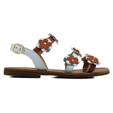 Load image into Gallery viewer, Sandals in white/tan leather with leather flowers on top
