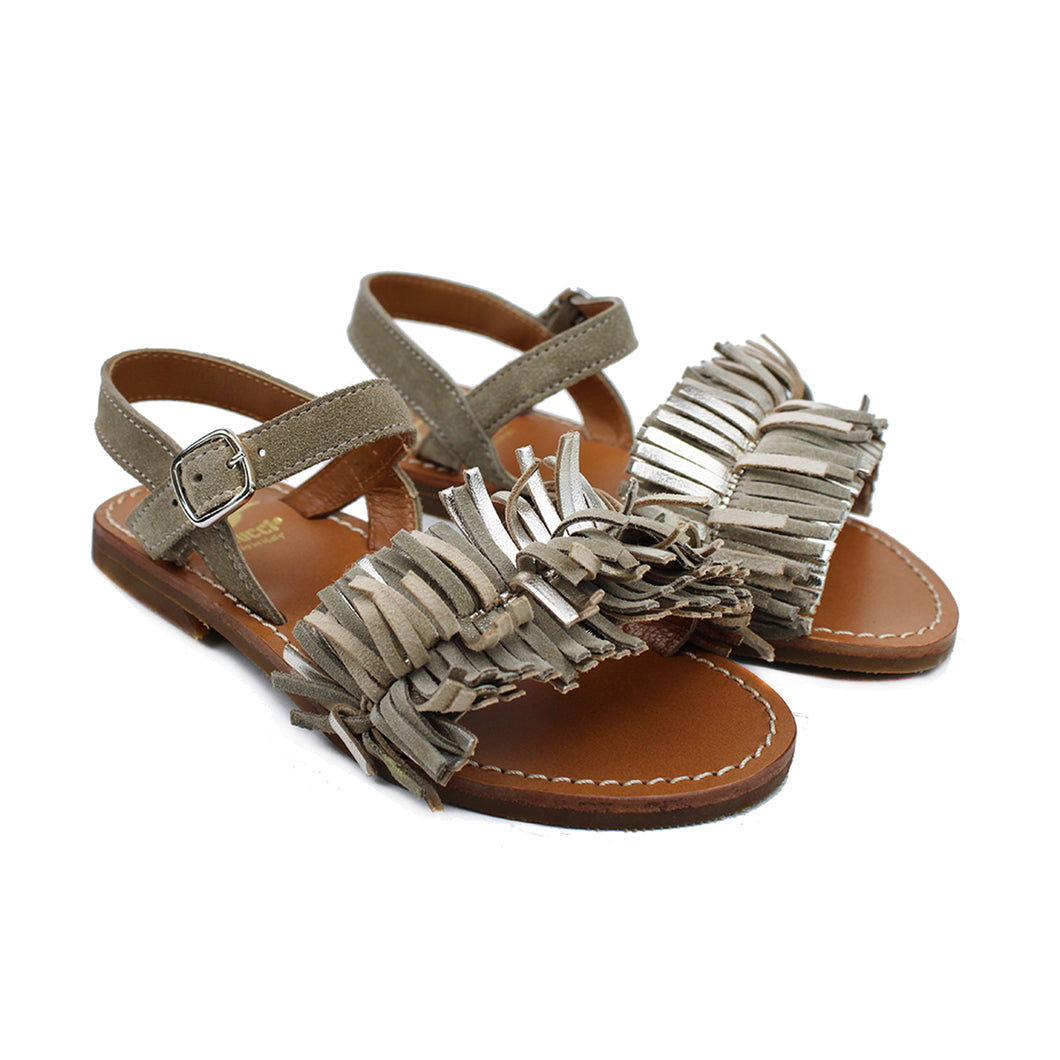 Sandals in grey suede with bold fringes on top