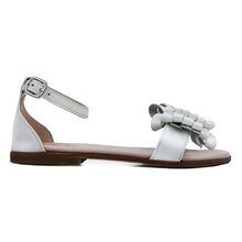 Load image into Gallery viewer, Sandals in white patent leather and leather butterfly on strap
