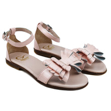 Load image into Gallery viewer, Sandals in pink patent leather and leather butterfly on strap

