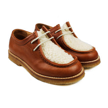 Load image into Gallery viewer, Shoes in tan leather with fluffy details on top
