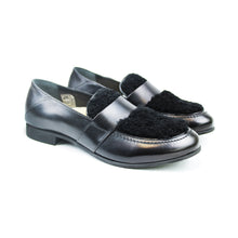 Load image into Gallery viewer, Penny loafers in black polished calf and fluffy details
