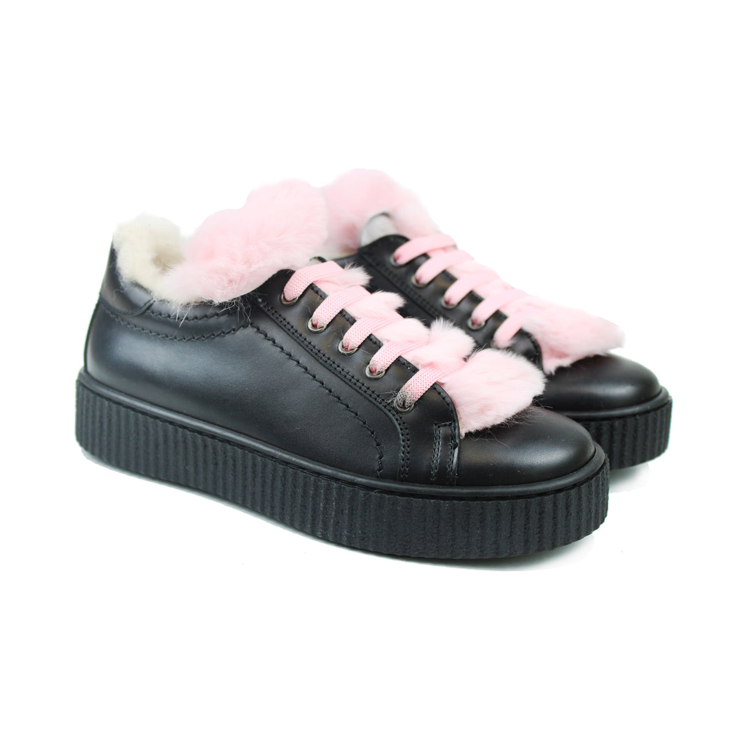 Low-Top Sneaker in black leather, fluffy pink details and warm lining