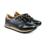 Sneaker in black leather and light sole