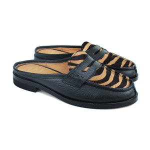 Sabot penny loafer in black leather with animalier effect pony details