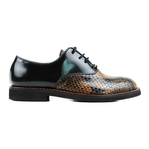 Derby in emerald shiny calf leather and snake-style bronze details