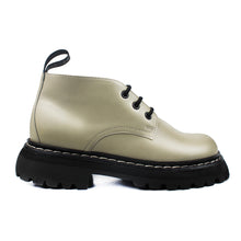 Carica l&#39;immagine nel visualizzatore di Gallery, Desert boots in beige calf and black chunky rubber soles
