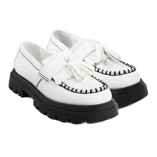 Carica l&#39;immagine nel visualizzatore di Gallery, White calfskin tassel loafers with chunky black sole
