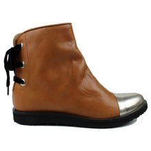 Carica l&#39;immagine nel visualizzatore di Gallery, Ankle Boot in brown leather and mirror tip with back velvet laces
