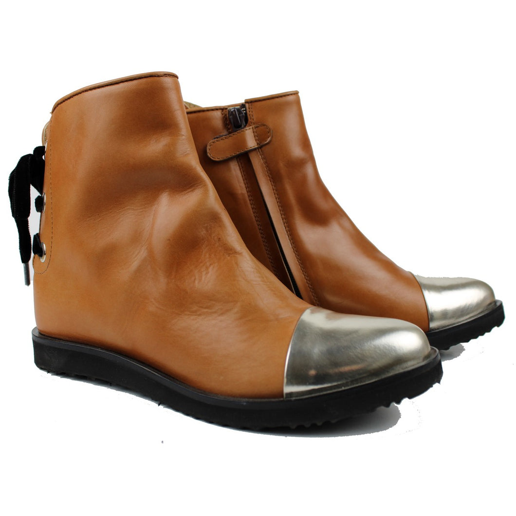 Ankle Boot in brown leather and mirror tip with back velvet laces