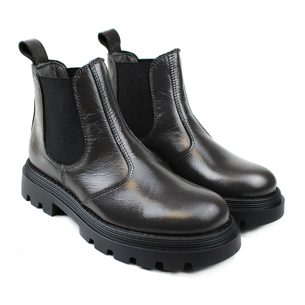 Chelsea Boots in dark grey shiny leather and rubber soles