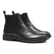 Carica l&#39;immagine nel visualizzatore di Gallery, Brogue Chelsea boots in black calf
