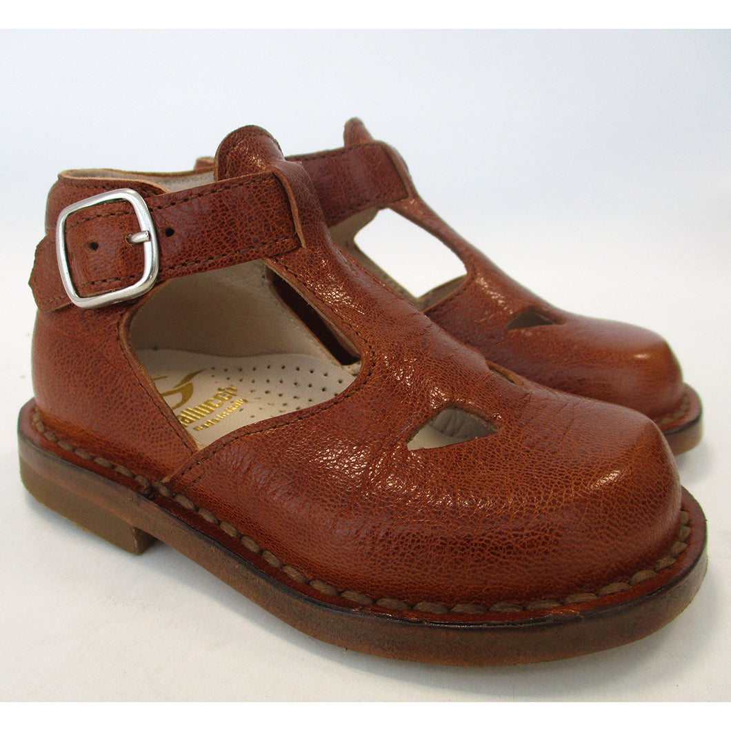 Toddler shoes in tan leather and buckle