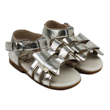 Carica l&#39;immagine nel visualizzatore di Gallery, Toddler sandals in platinum leather with two leather bows on top
